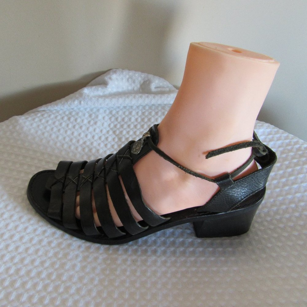 Shoes Sandles Black 	Possible size 8 ??